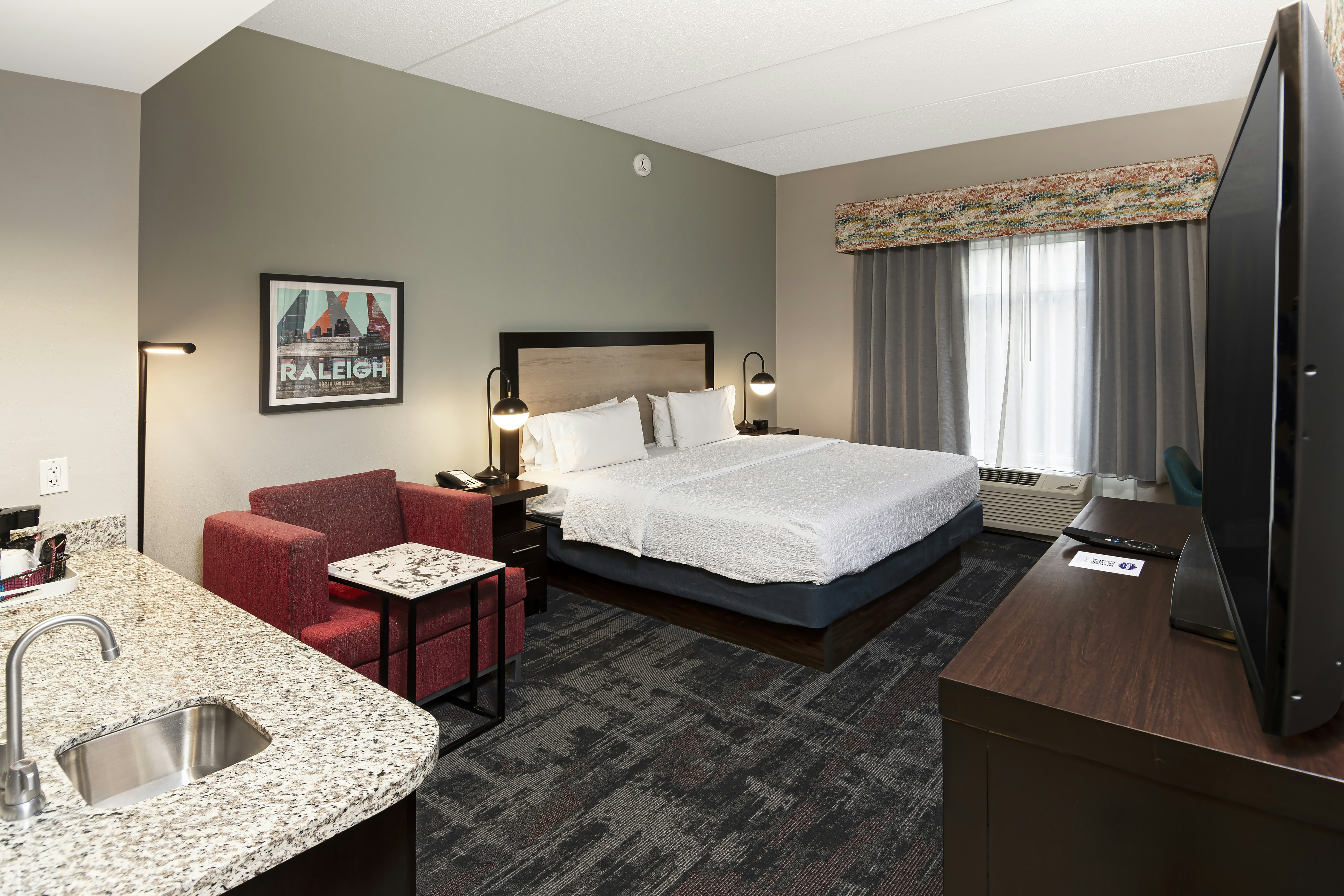 DELUXE, KING BED
