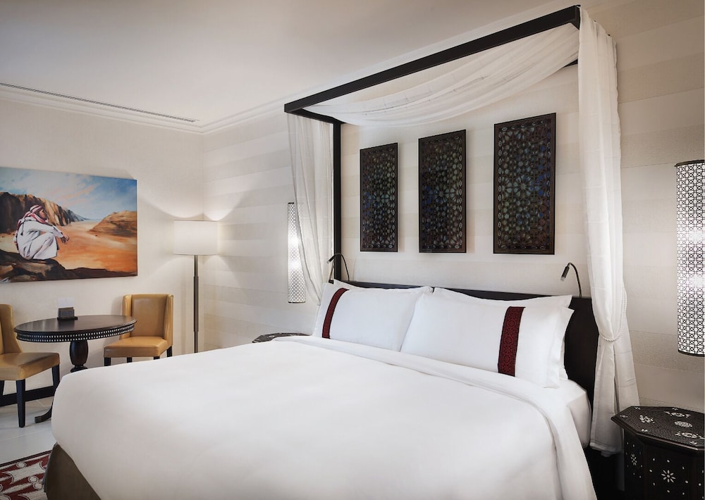 Classic, King Bed, Lagoon View, Balcony