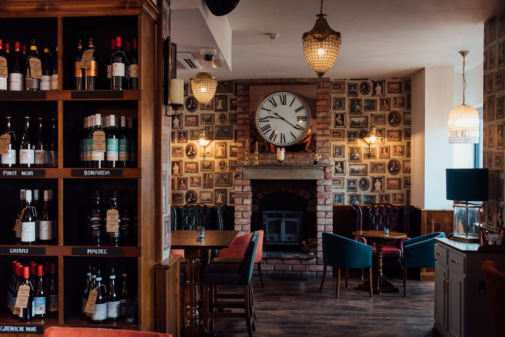 Peaky Blinders Accommodation & Bar 50/50