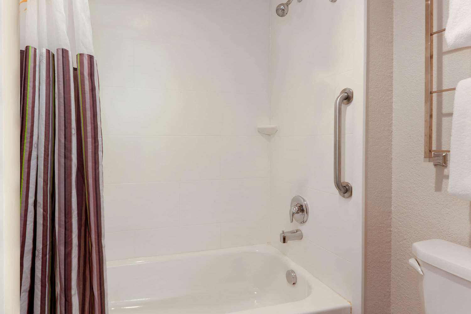 La Quinta Inn & Suites by Wyndham Detroit Utica 48/49