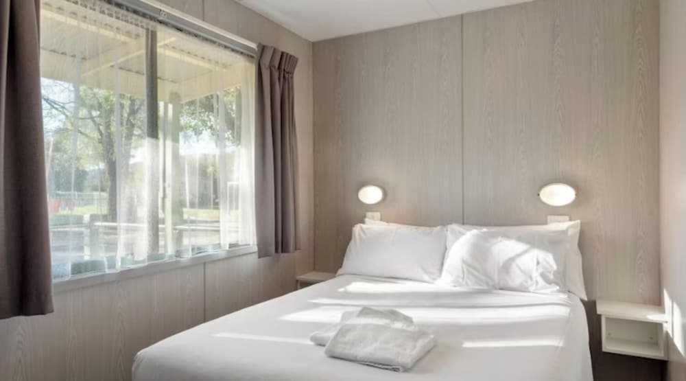 2 Bedrooms, Cabin, 1 Single and 2 Double Beds, Pet Friendly