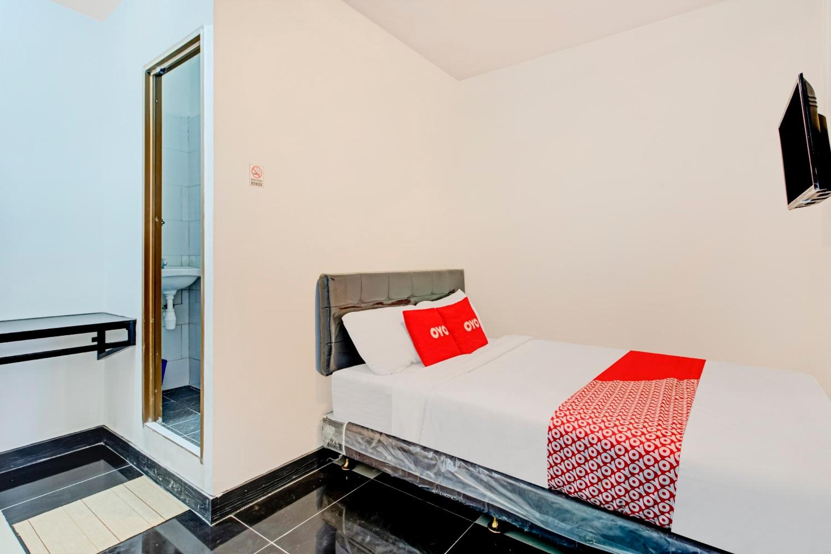 OYO 3198 Sukomanunggal Inn 8/49