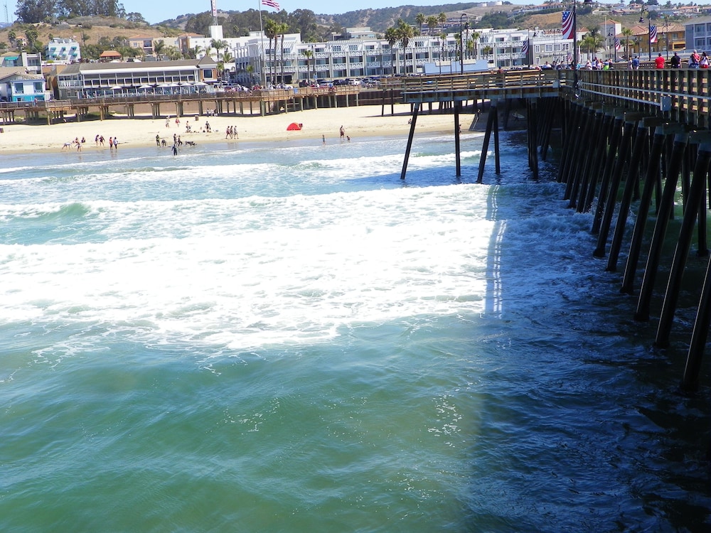 Beach House Inn & Suites 33/50
