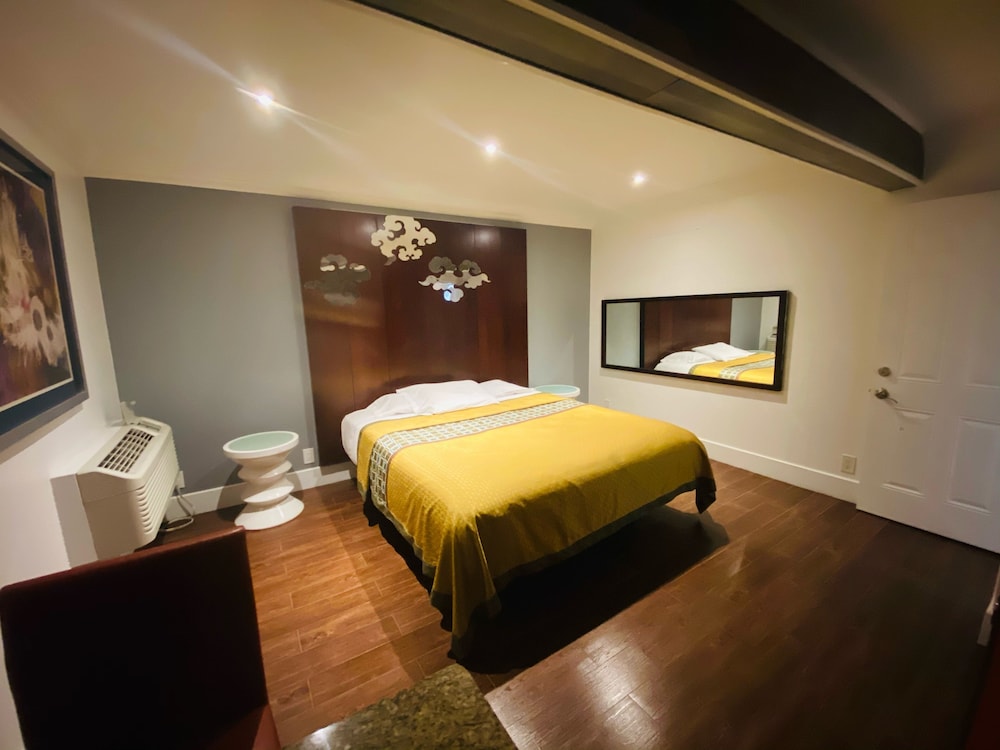 Casa Blanca Inn & Suites 29/67