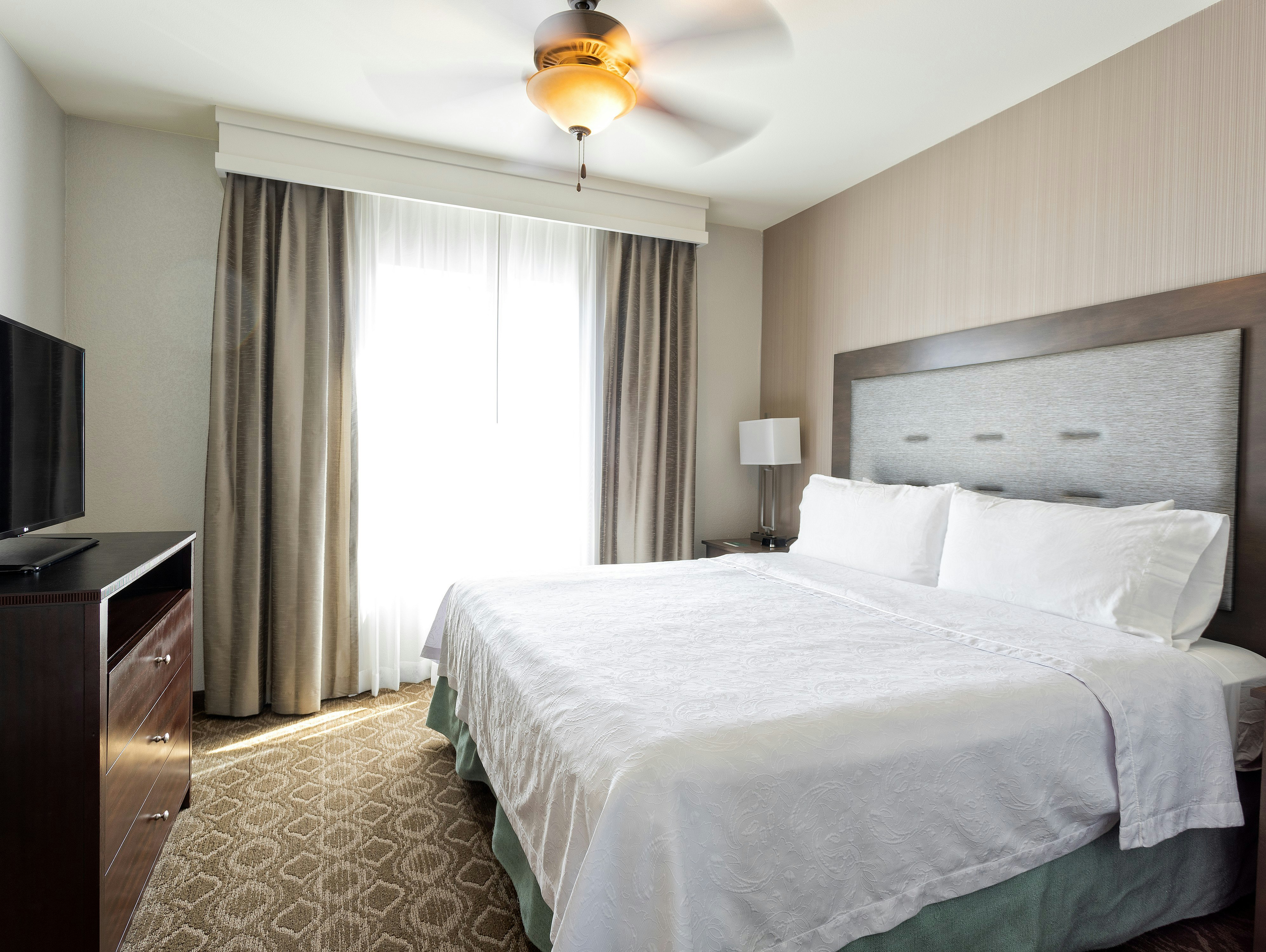 SUITE, KING BED, ACCESSIBLE