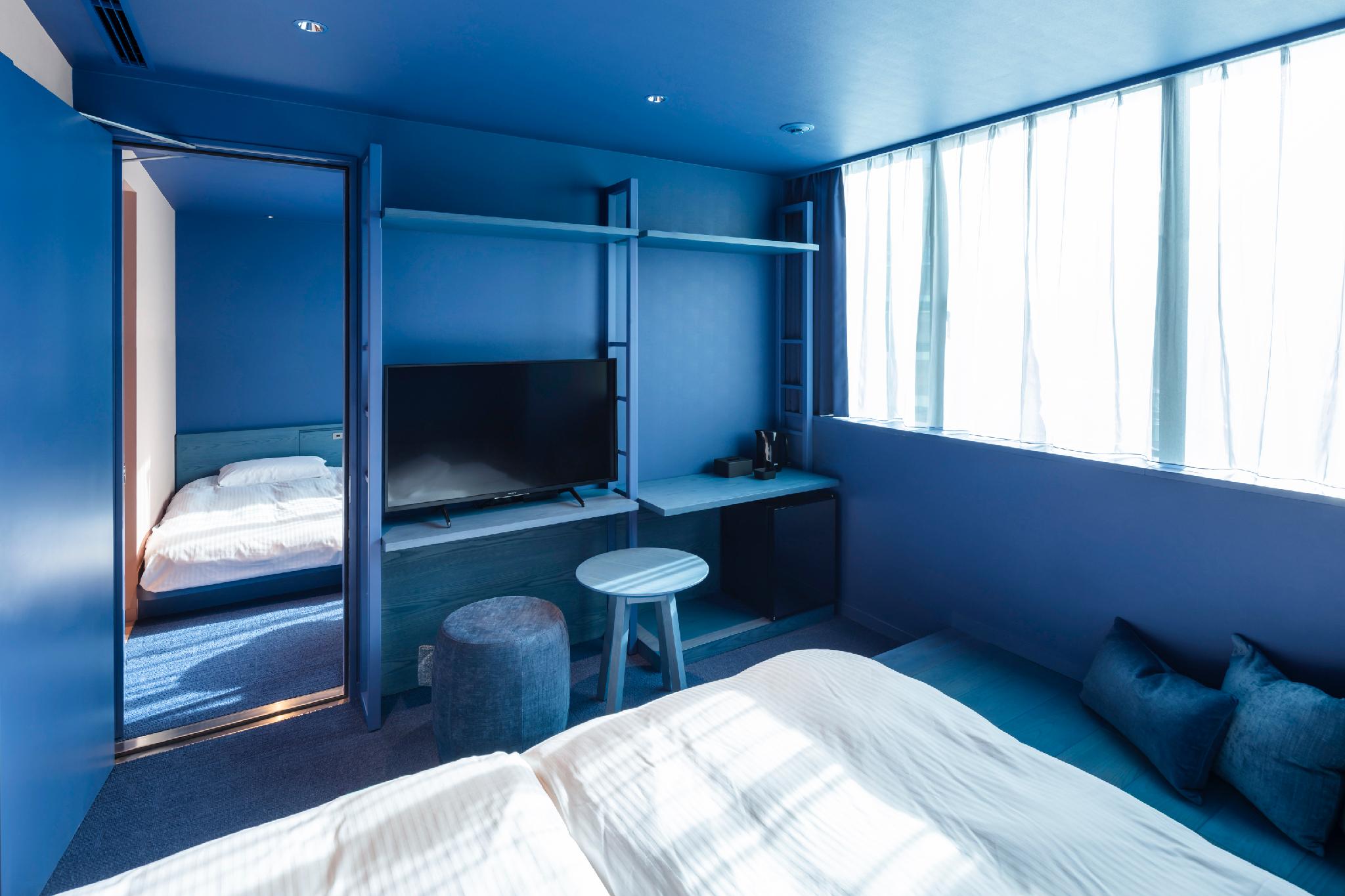 Connecting, Blue, 4 Beds
