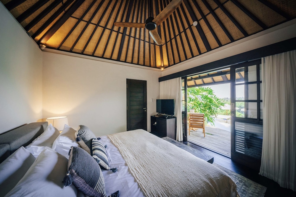 SUITE, KING BED, POOL ACCESS