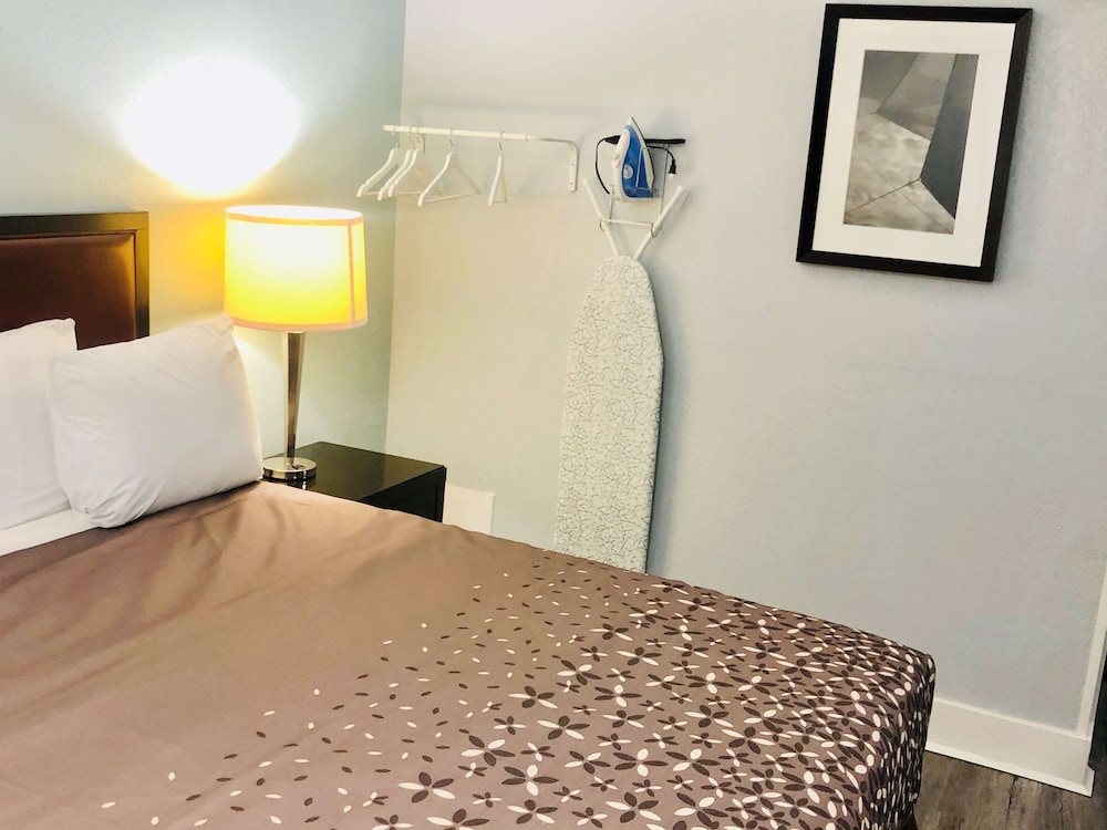 Econo Lodge Montgomery South I-65 photo2