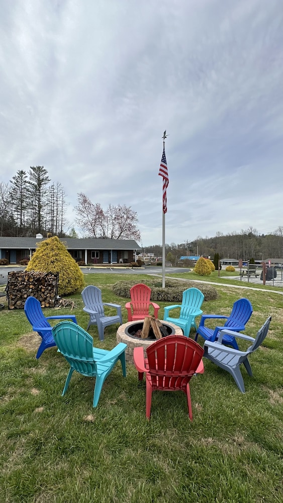 Colonial Inn Franklin 31/35