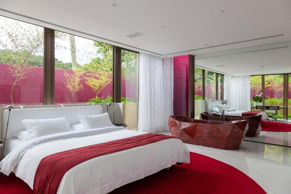 House, Queen Bed