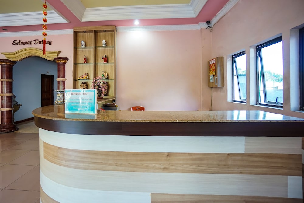 Riverside Hotel 8/37