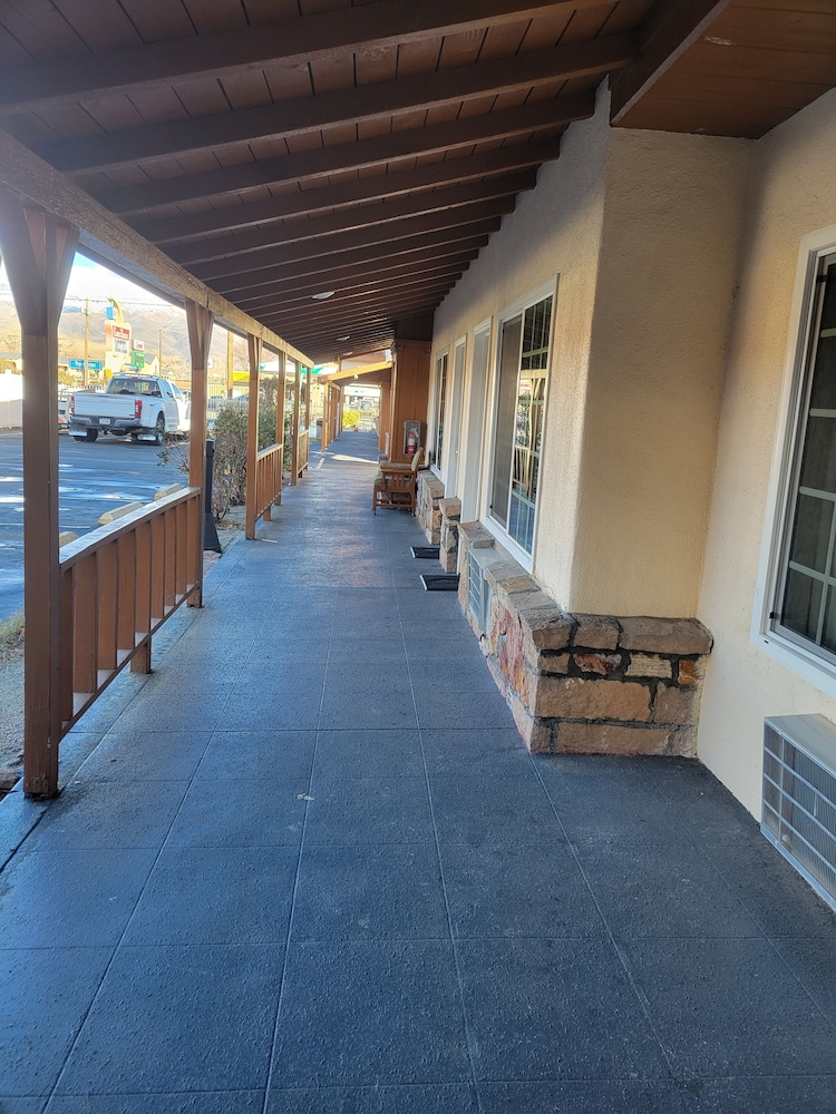 Townhouse Motel 55/57