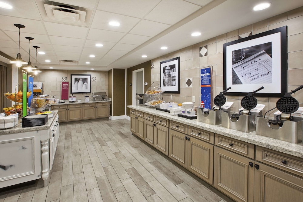Hampton Inn & Suites Alliance 13/36