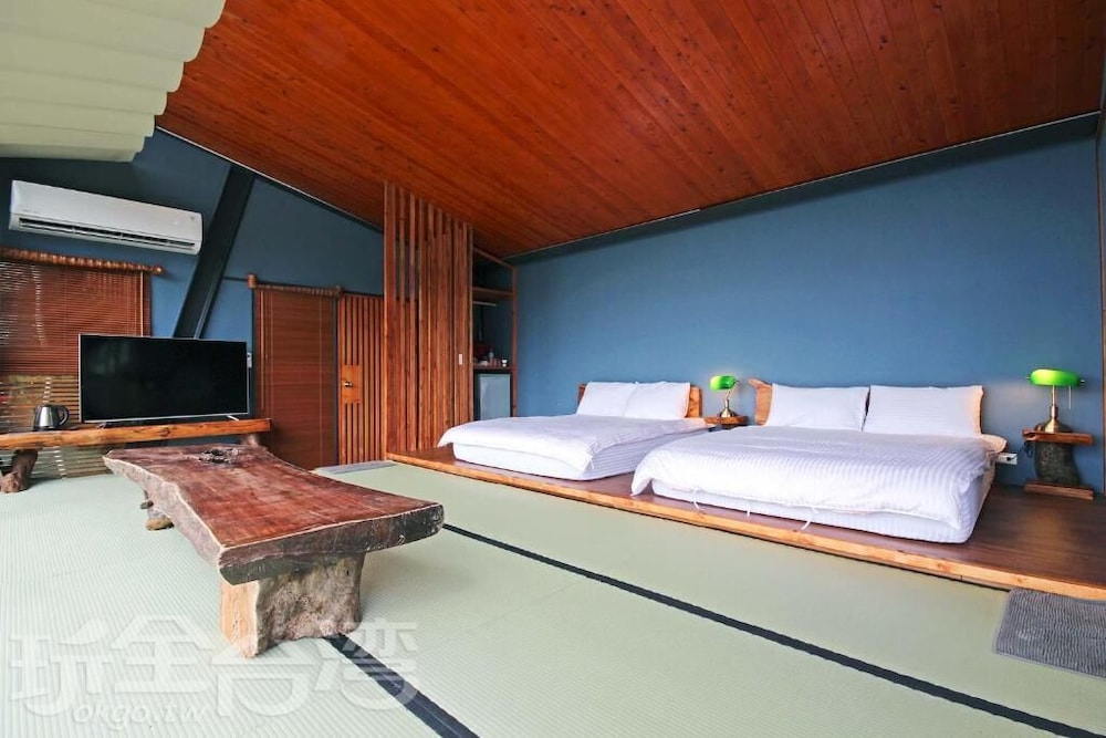 Yue Lake Backpackers 17/49