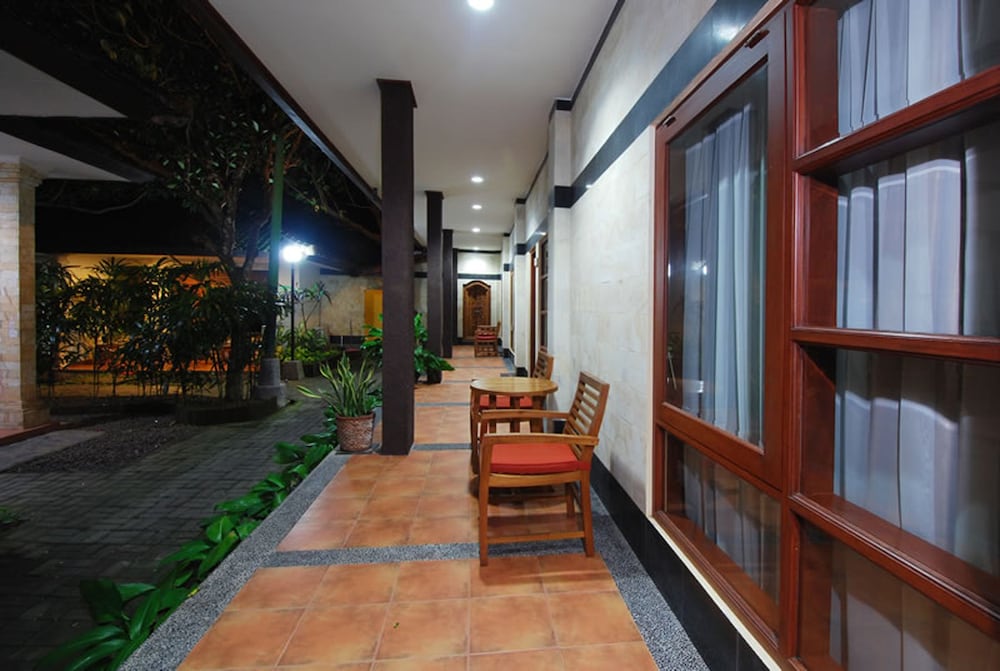YULIA BEACH INN 8/67