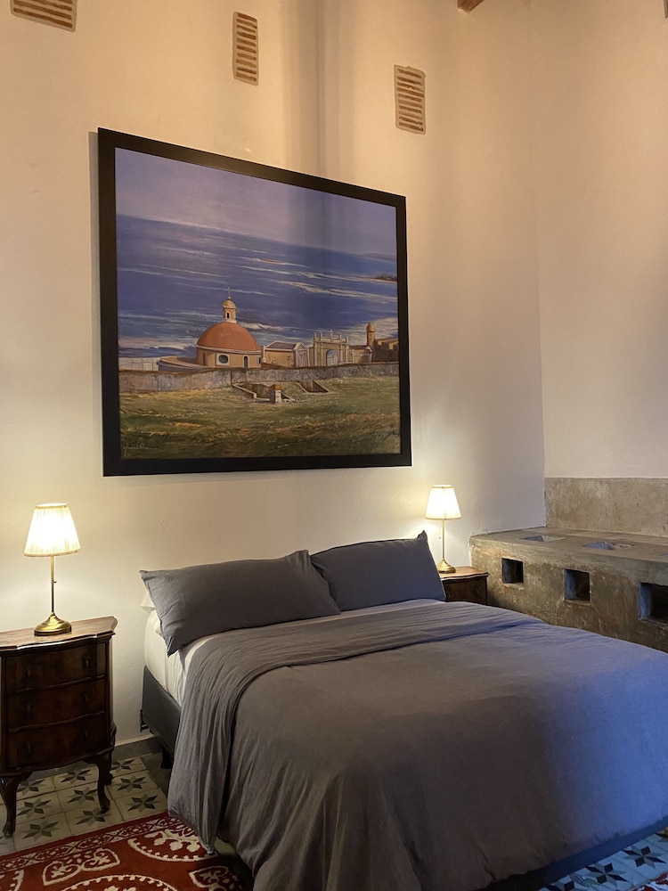 Colonial, Queen Bed