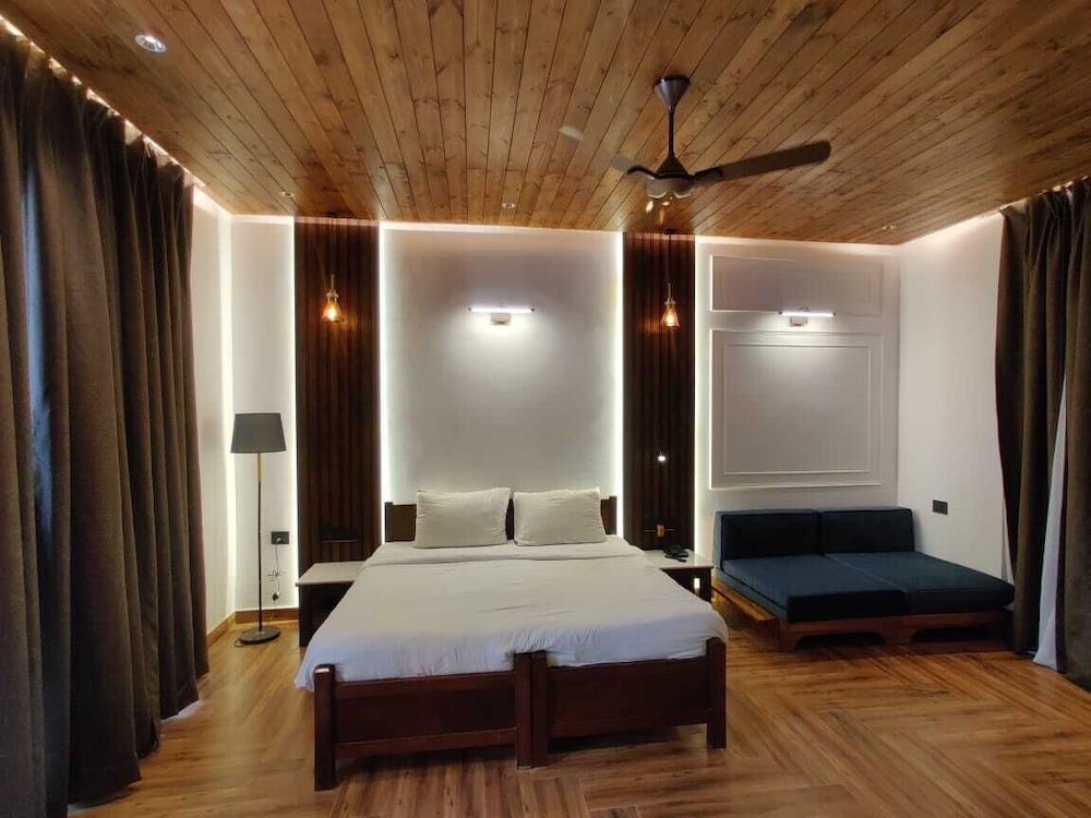 CORBETT MACHAAN RESORT 20/50