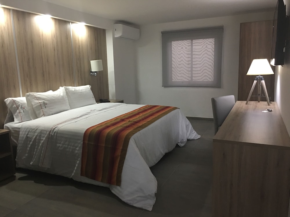 Hangar Inn Guadalajara Aeropuerto 8/24