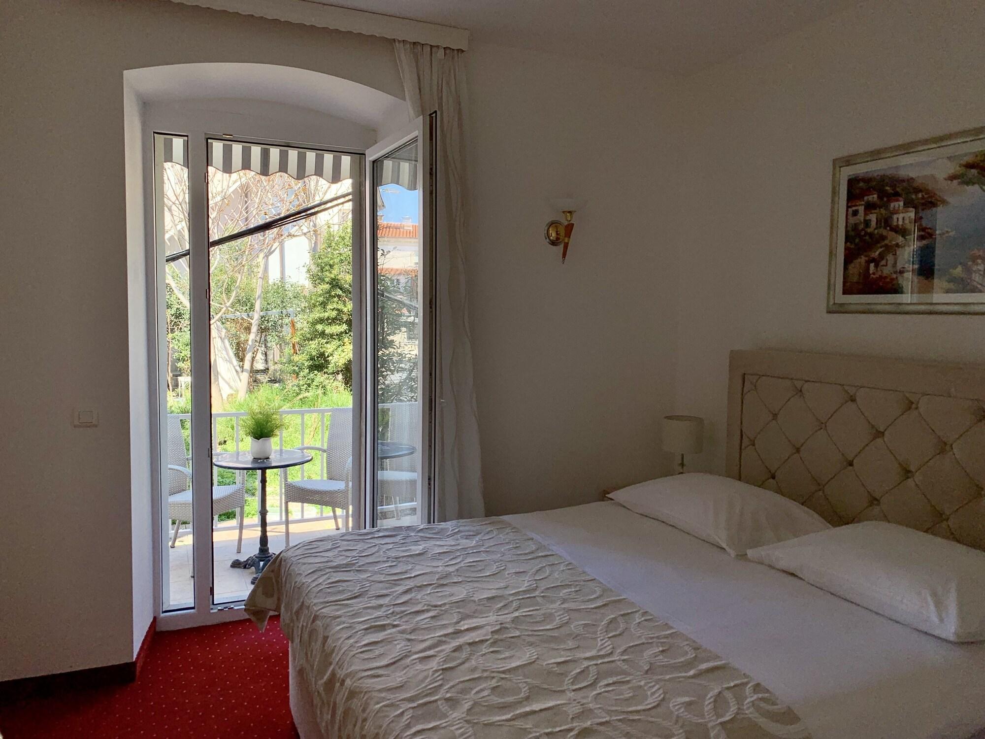 Suite, Balcony