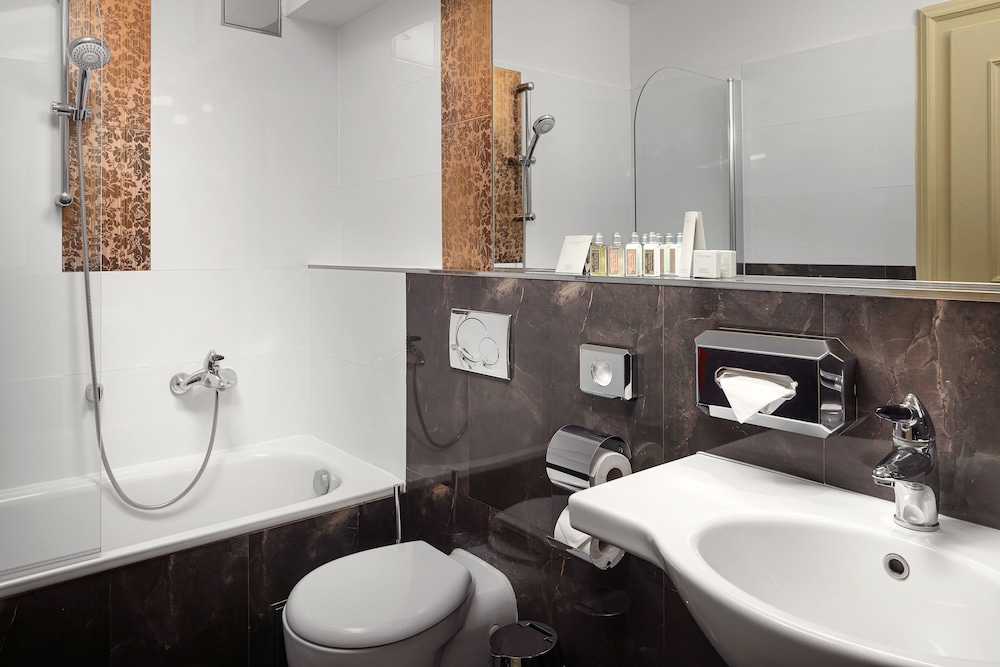 Deluxe, Twin Beds, The Charles Hotel 4/4