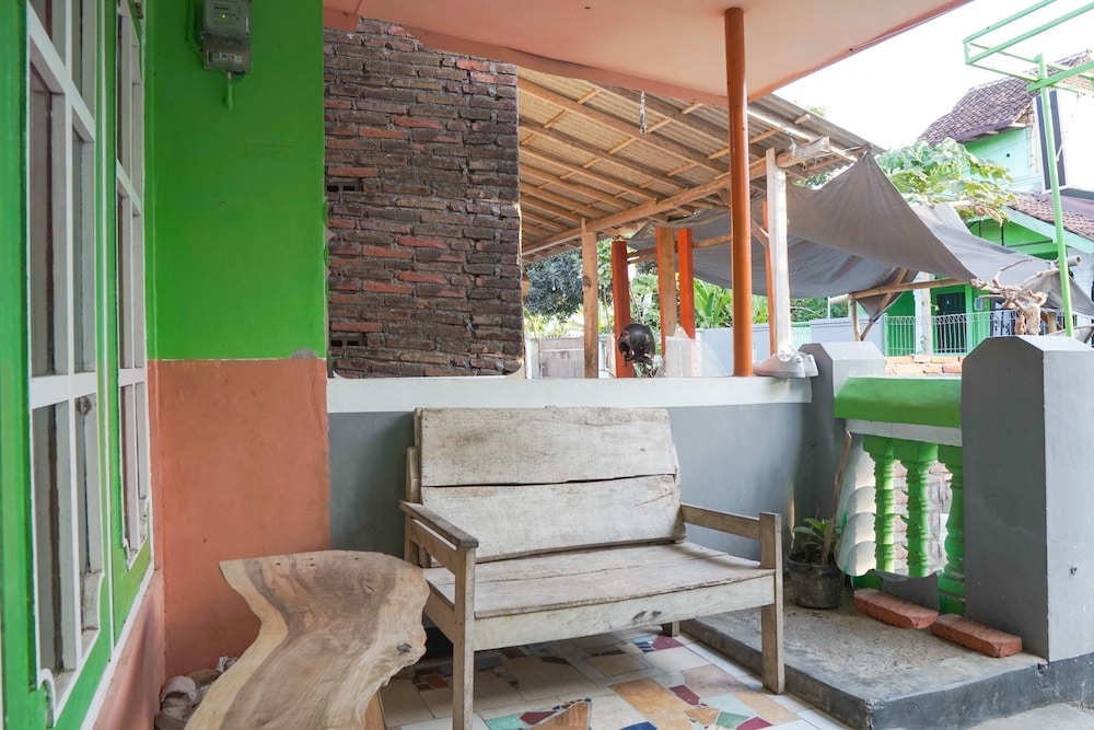 SPOT ON 1762 Gandrung Payungan Family Inn 7/26