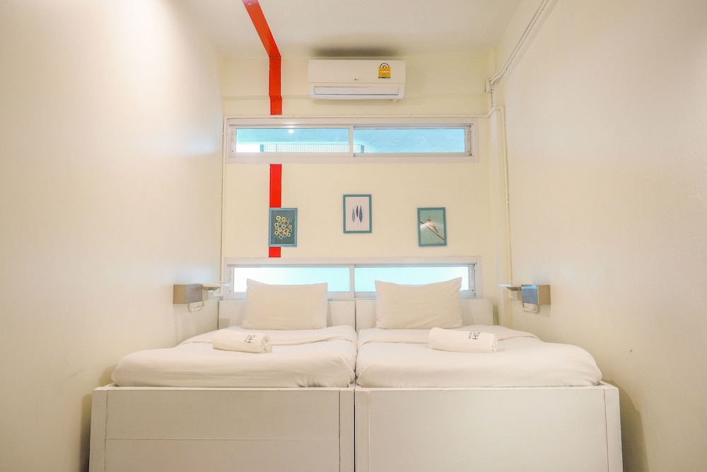 HQ HOSTEL SILOM 12/49