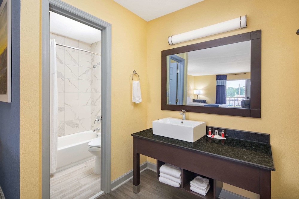 Days Inn by Wyndham Muscle Shoals 15/32