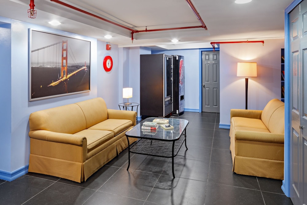 Central Park West Hostel 20/30