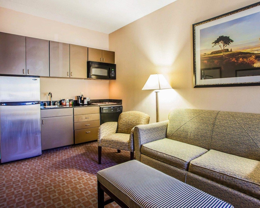 Quality Inn & Suites Peoria 15/50