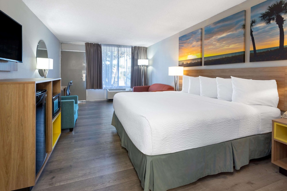 Days Inn by Wyndham Titusville Kennedy Space Center 12/37