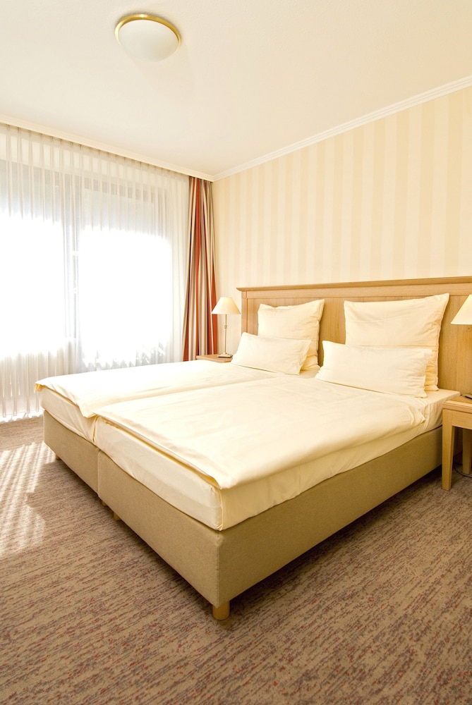 Parkhotel Schloss Hohenfeld (Parkhotel Hohenfeld) 15/65