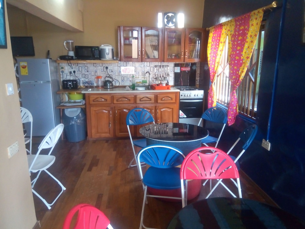 Feehi's Place Hostel 28/38