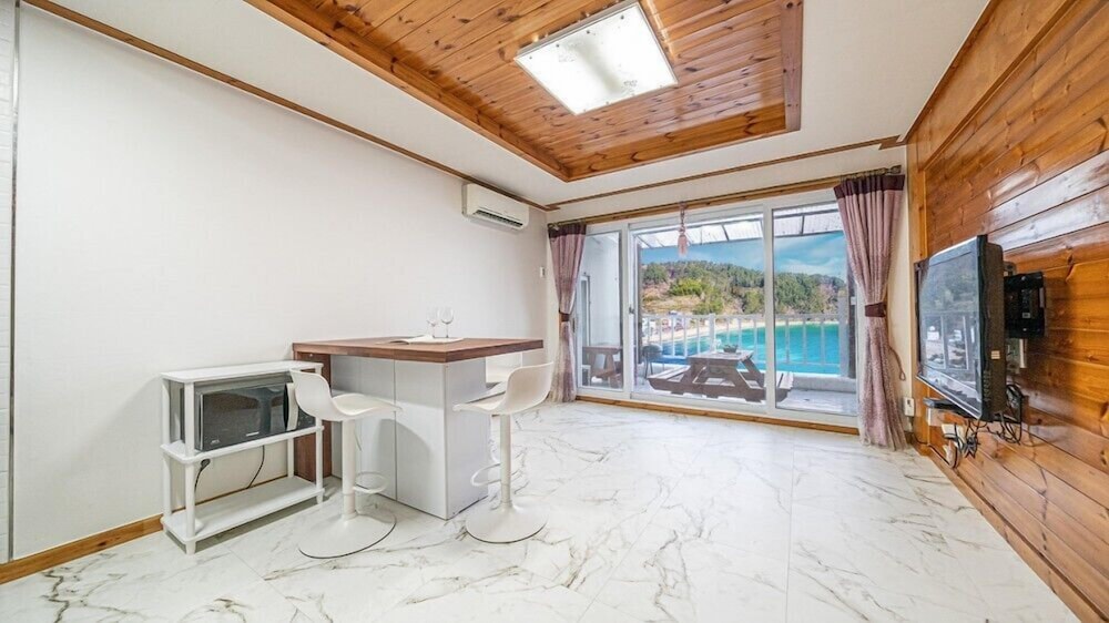 Geoje White O Pension 33/50