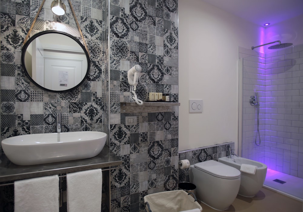 Trevi Contemporary Suite 31/42