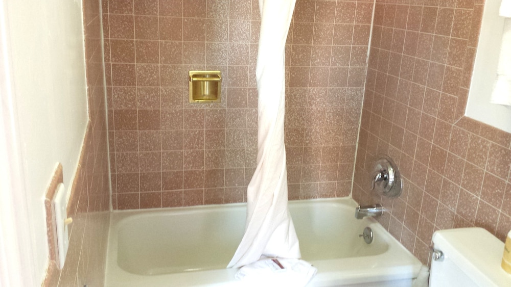 Executive Inn & Suites 15/33