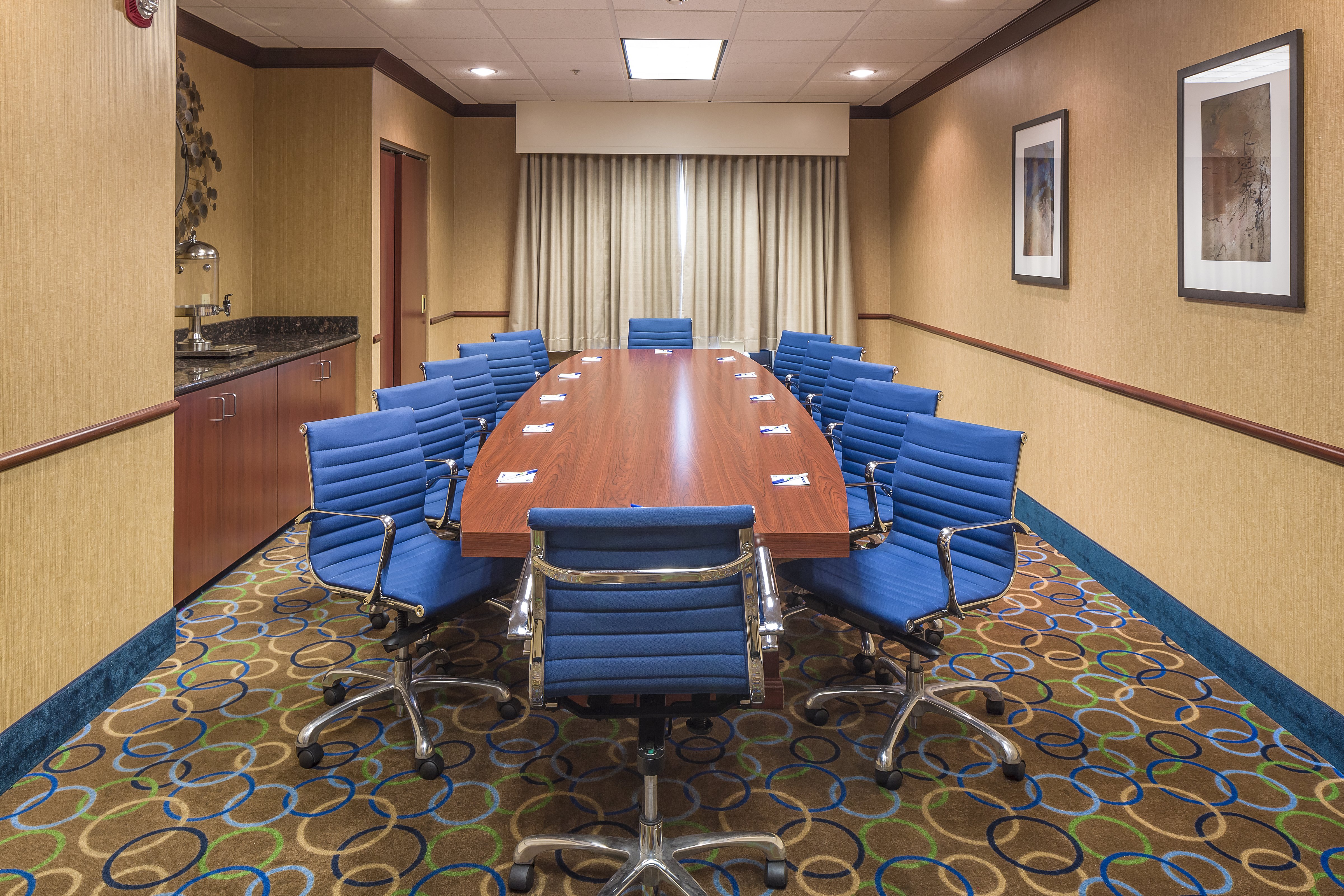 Holiday Inn Express Hotel And Suites Manchester Airport 67/72