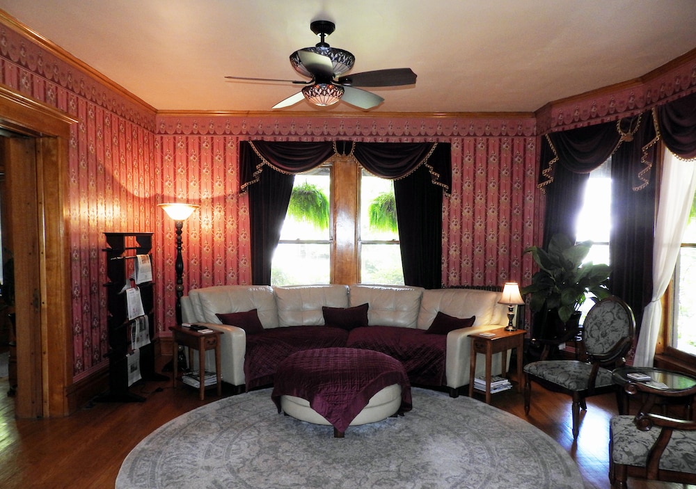 Champaign Garden Inn 28/50