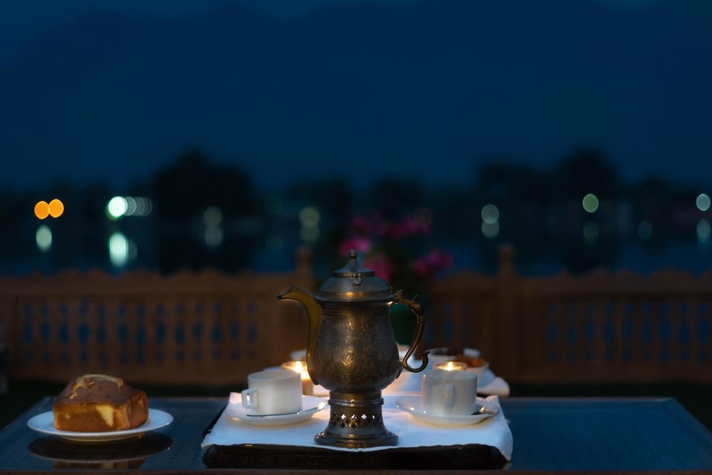 WelcomHeritage Gurkha Houseboats 9/35
