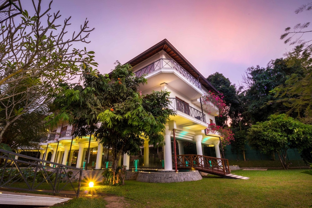 Mahaweli Reach Hotel in KANDY