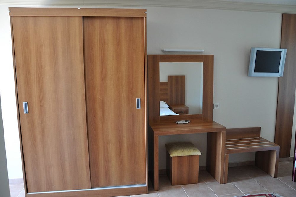 MOMS HOTEL 26/44