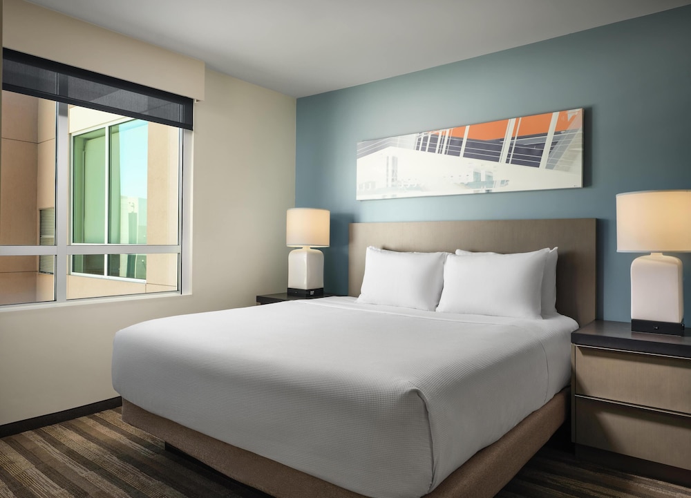 1 Bedroom, Suite, King Bed, Sofa, Bathtub, Corner, Accessible