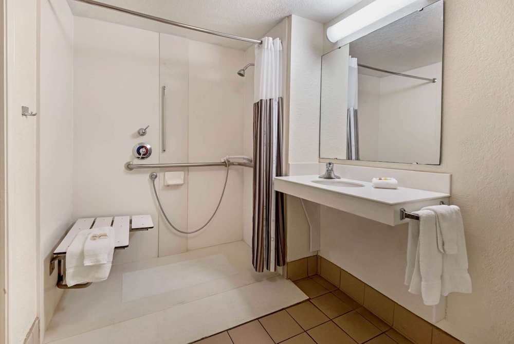 La Quinta Inn San Antonio I 35 N At Rittiman Road 21/46