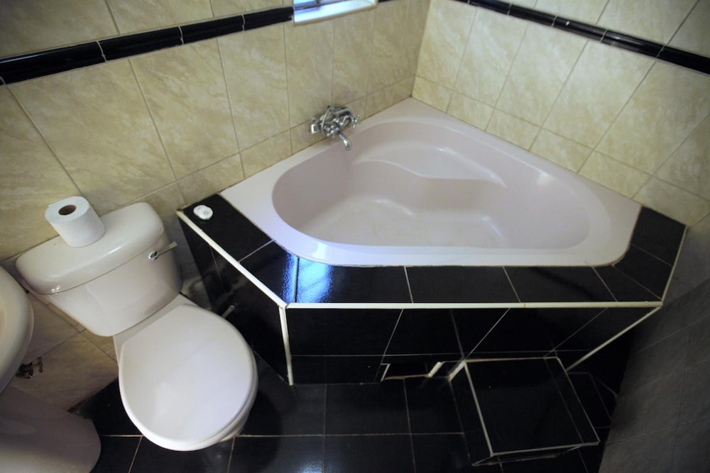 Woodlands Lodge & Tours 47/50