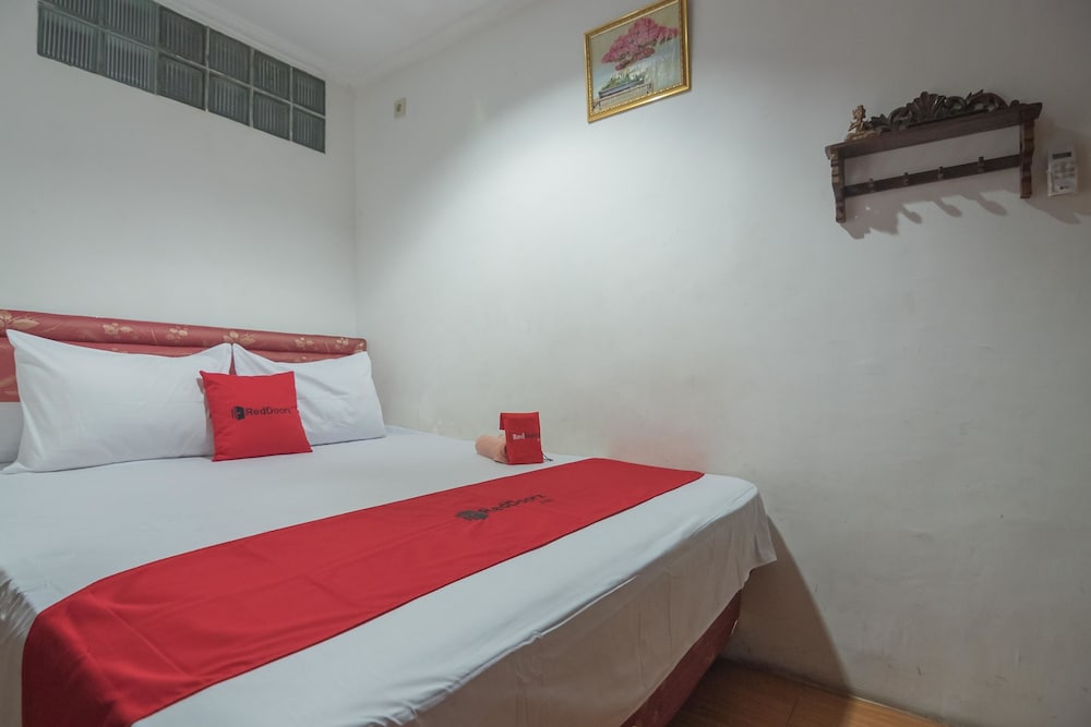 RedDoorz Near Margahayu Raya 4/17