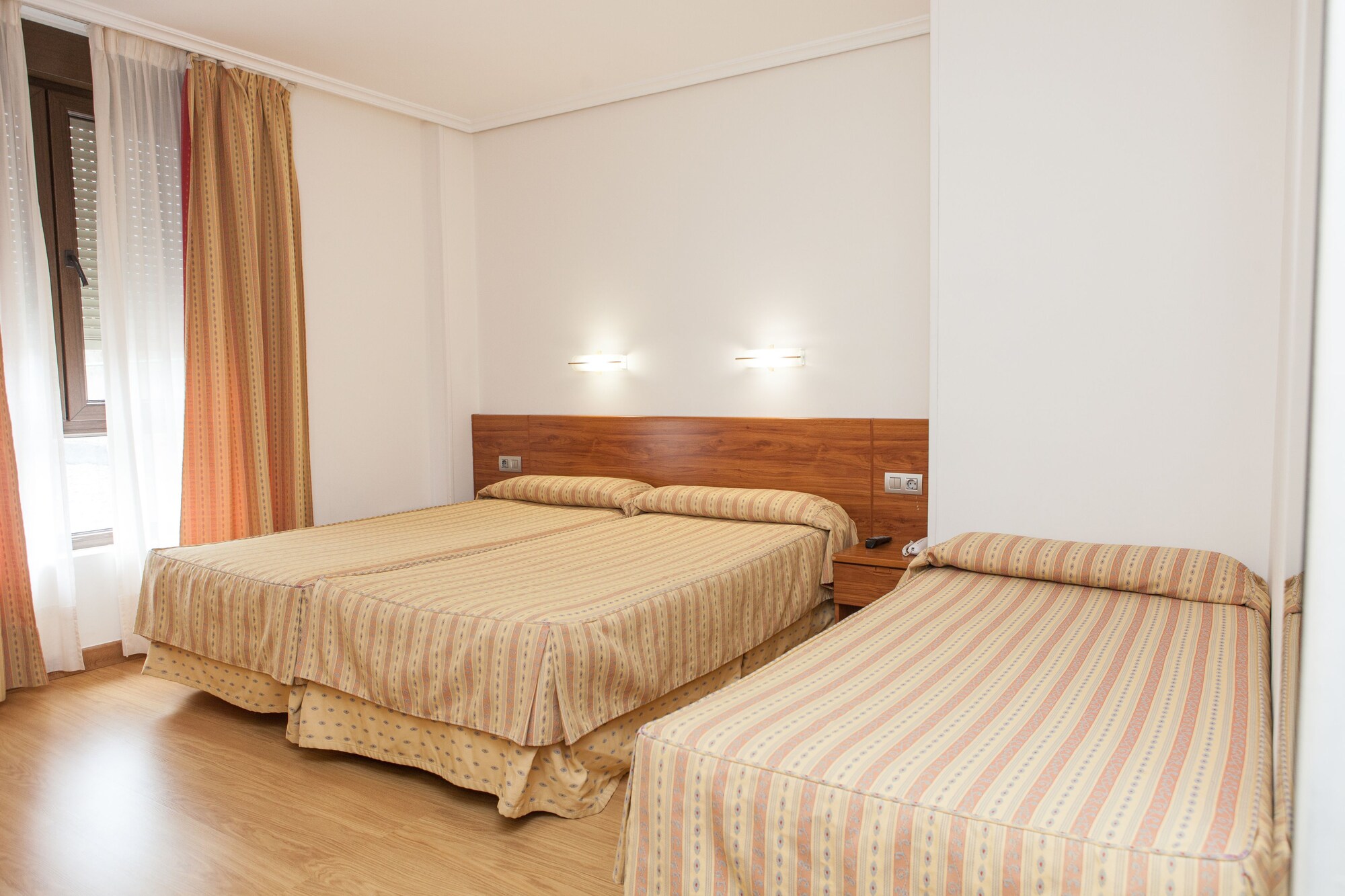 ROOM, TRIPLE