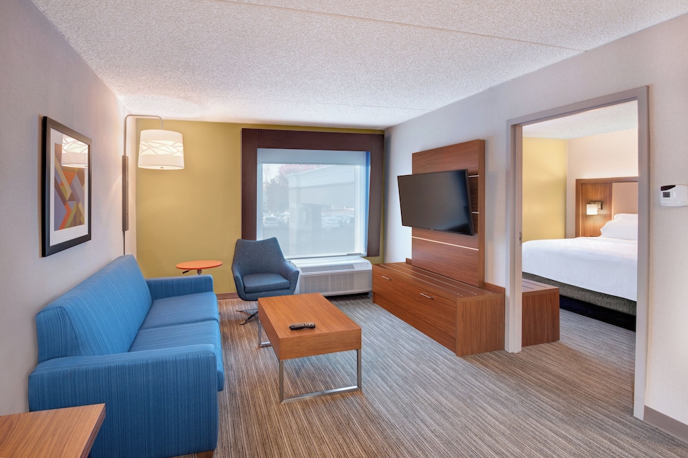 Holiday Inn Express & Suites West Long Branch - Eatontown 51/74