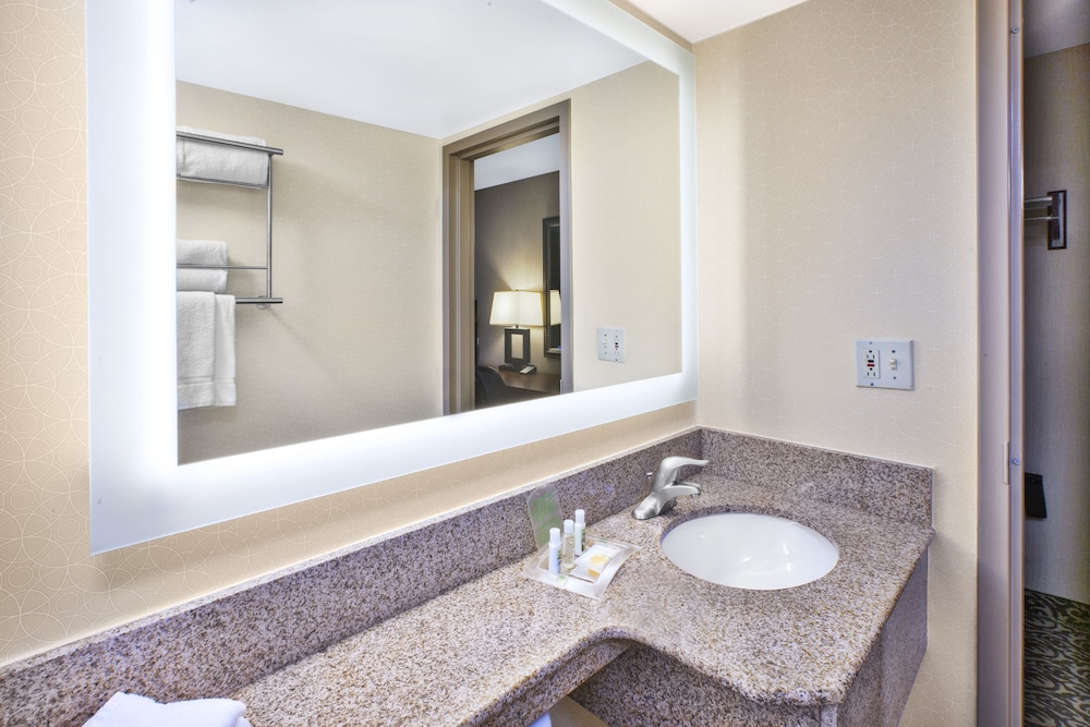 Holiday Inn National Airport/Crystal City 22/70