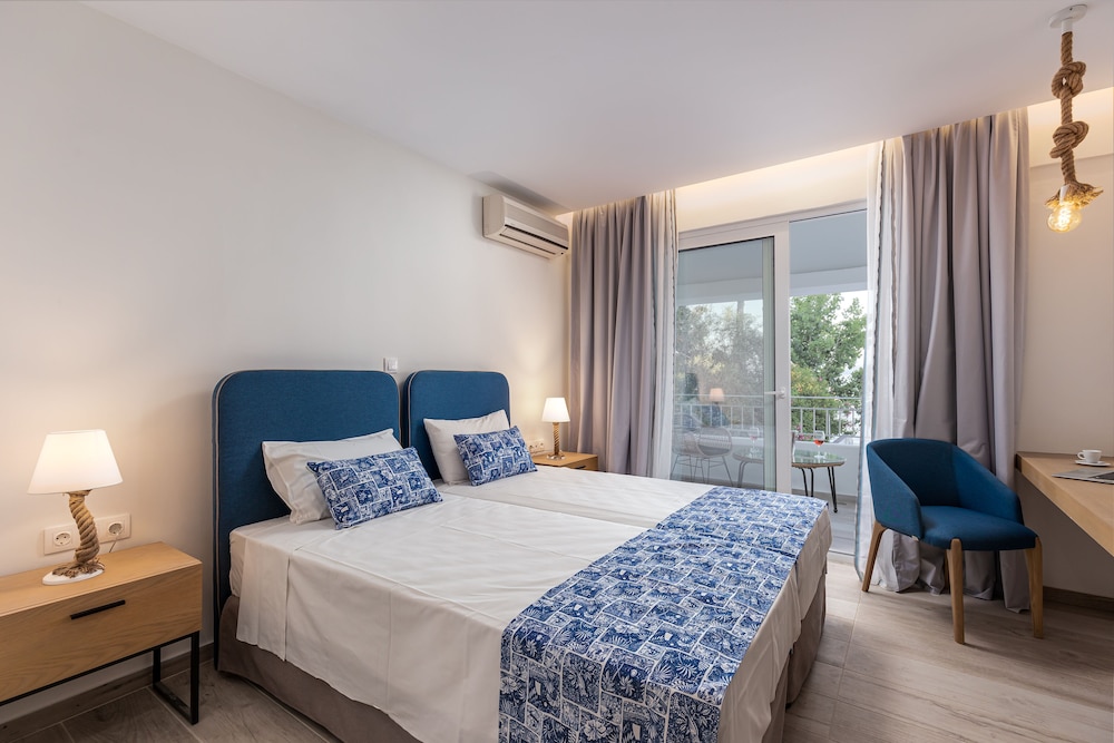 Sirocco Hotel 7/36
