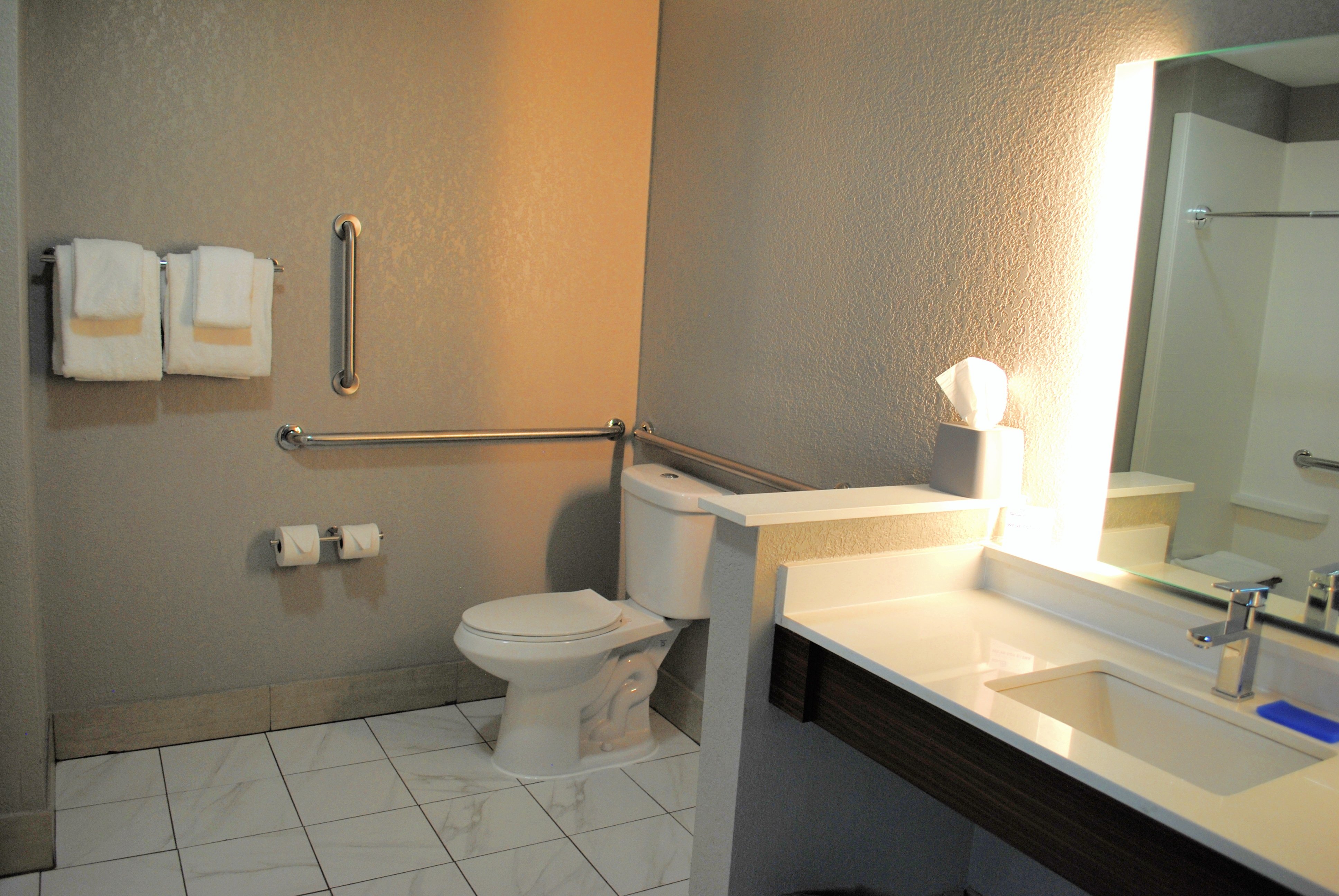 غرفة قياسية بسرير كوين، Holiday Inn Express Suites Columbia City 3/3
