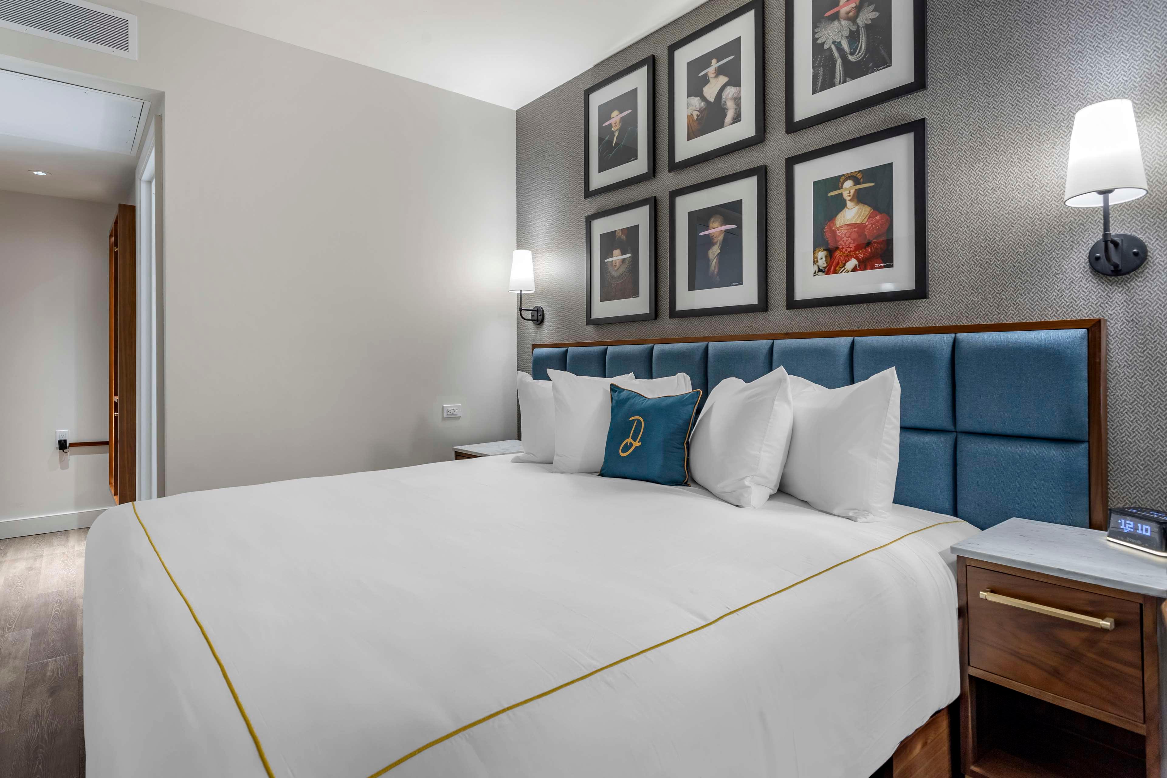 ROOM, KING BED, CITY VIEW